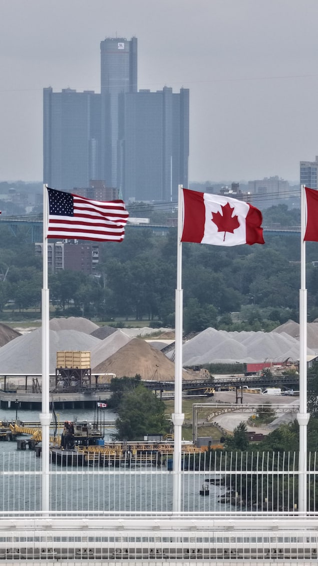 Les drapeaux canadiens et américains sur le pont international Gordie-Howe, le deuxième jour de son ouverture, le 28 juillet 2026.