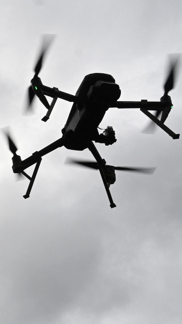 Un militaire ukrainien pilote un drone lors de la compétition de course de drones qui simule des conditions de combat, à Kamianets-Podilskyi, dans la région de Khmelnytsky.
