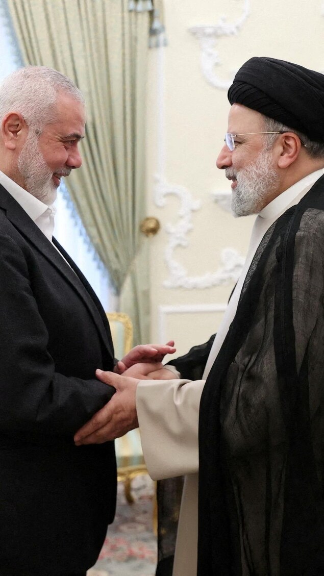Le président iranien Ebrahim Raisi rencontre le plus haut dirigeant du groupe palestinien Hamas, Ismail Haniyeh, à Téhéran, en Iran, le 27 mars 2024.