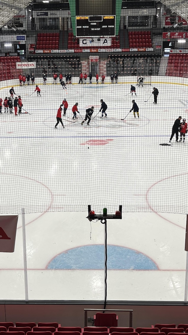 Des jeunes en action sur la patinoire de l'aréna Glencore.