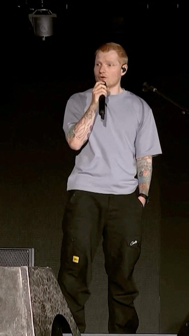 Ed Sheeran s’exprime sur scène.
