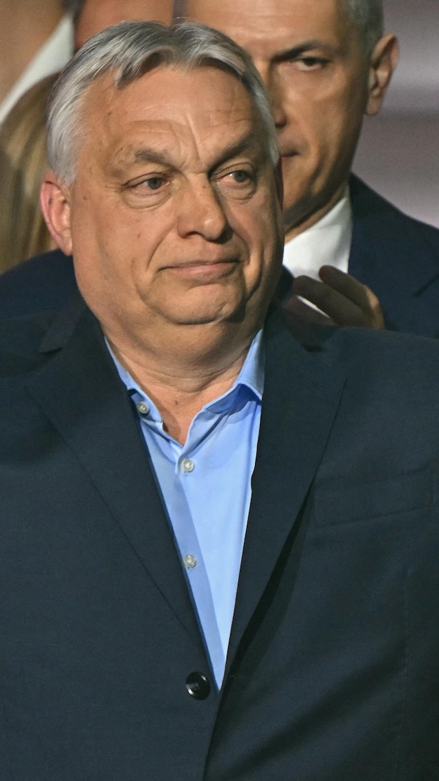 Viktor Orban salue une foule.