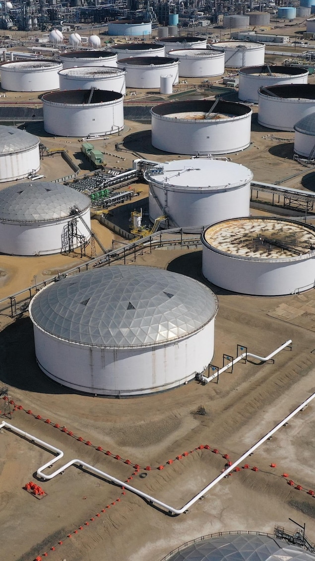 Vue aérienne des réservoirs d'un dépôt pétrolier.