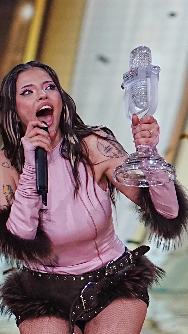 La gagnante, Darina Nikolaeva Yotova, alias Dara, qui représentait la Bulgarie avec la chanson « Bangaranga », célèbre sa victoire avec le trophée après la finale du Concours de la chanson de l’Eurovision 