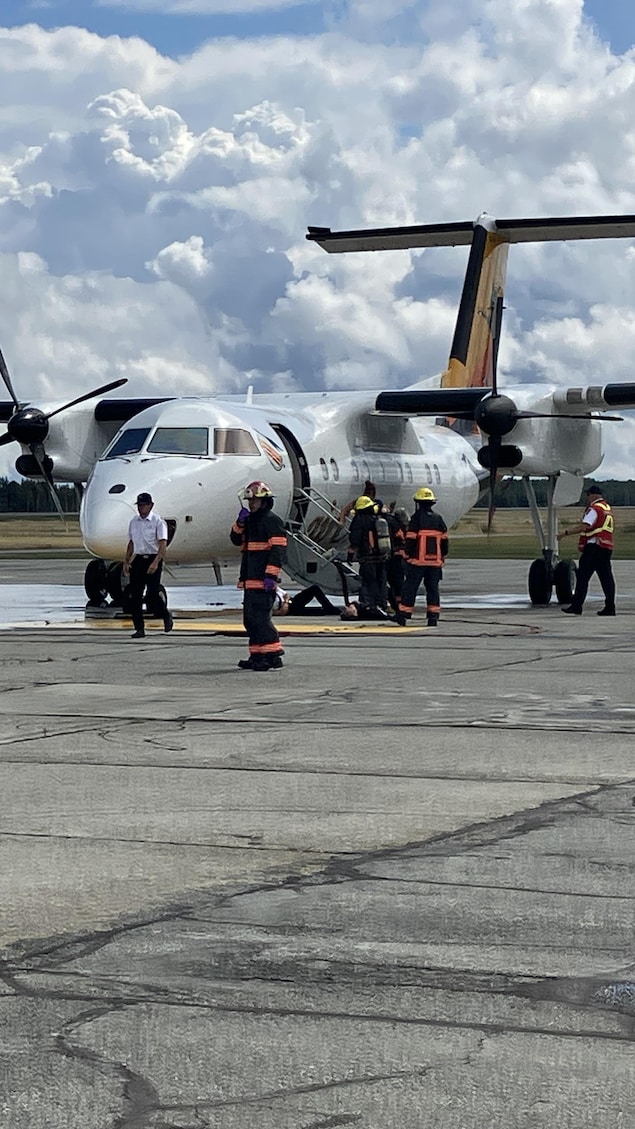 Un exercice d'urgence en cours près d'un avion avec des pompiers, à Val-d'Or.