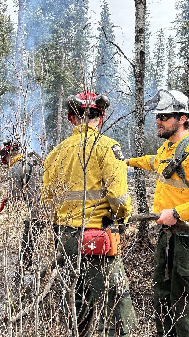 Des pompiers d’Alberta Wildfire s'entraînent dans une forêt à Hinton en Alberta pour combattre les feux (avril 2024).