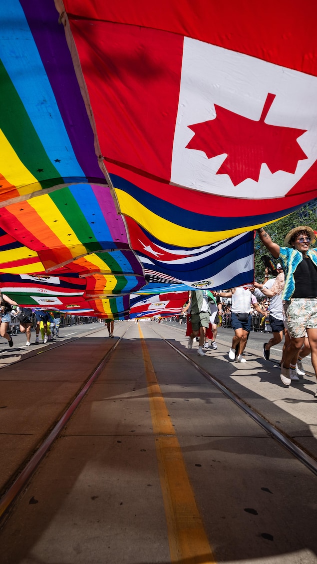 Des participants défilent lors de la parade de la fierté de Toronto.