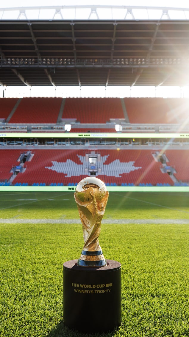 Le trophée de la FIFA au milieu de la pelouse du stade de Toronto