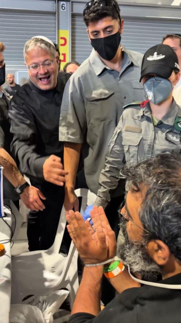Capture d'écran de la vidéo controversée montrant le ministre israélien de la Sécurité nationale Itamar Ben Gvir se moquant d'un militant agenouillé et mains liées.