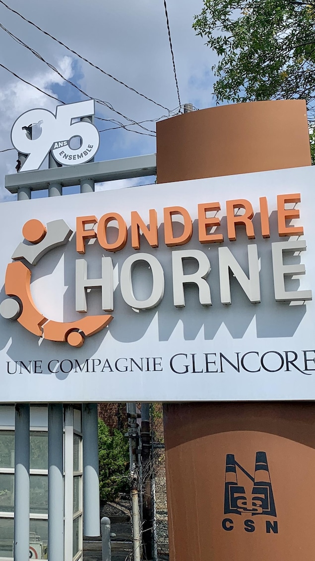 La pancarte annonçant la Fonderie Horne, une compagnie de Glencore.