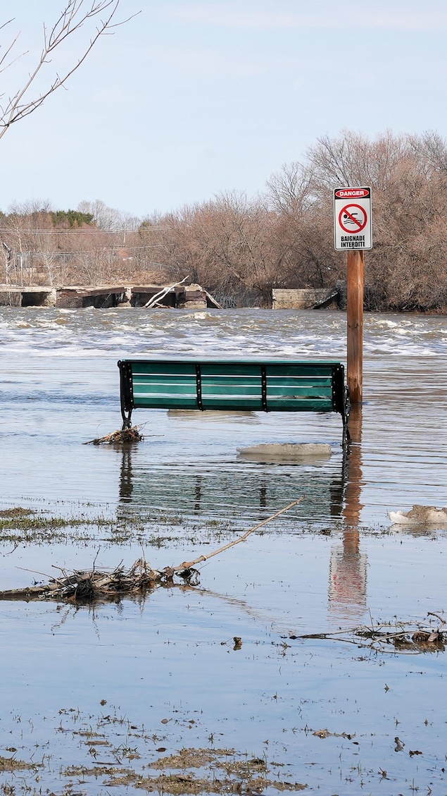 un banc les pieds dans l'eau.