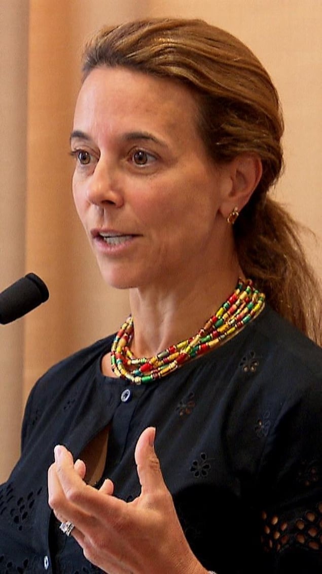 Elle parle au micro.