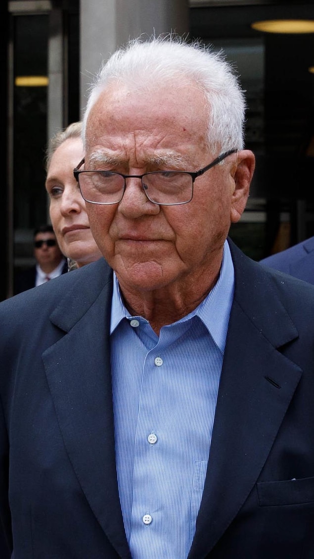 Frank Stronach quitte la Cour supérieure de justice de l’Ontario, à Toronto, le 19 juin 2026.