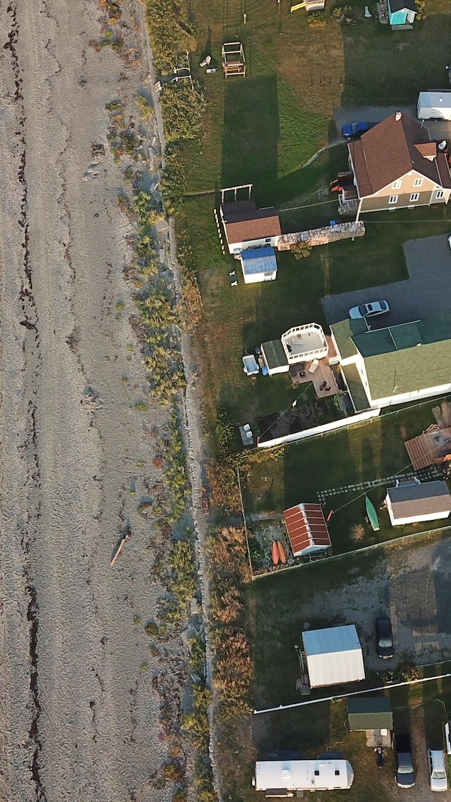 Des maisons en bord de mer vues de haut.