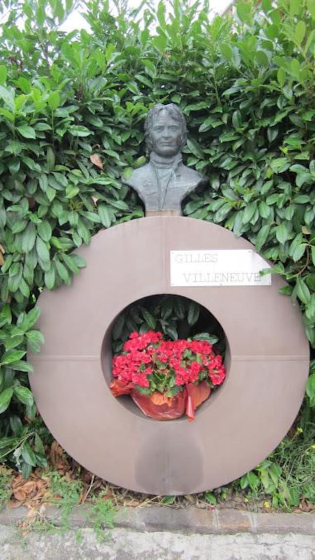 Un monument dédié à la mémoire de Gilles Villeneuve en Italie.