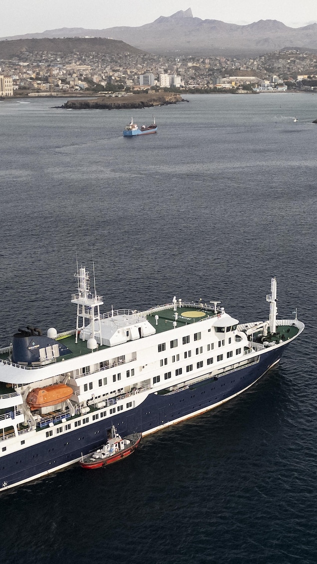 Vue aérienne du MV Hondius au large du port de Praia, la capitale du Cap-Vert.