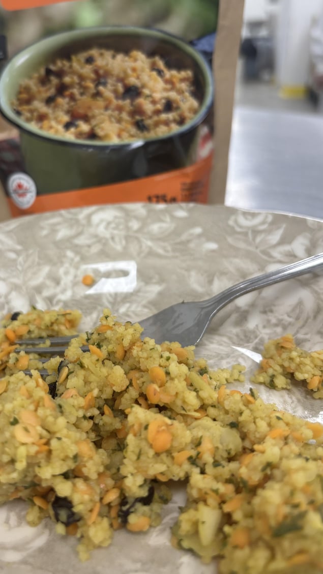 Une assiette avec de la nourriture.