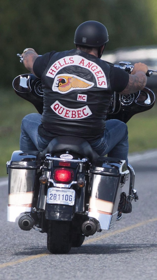 Un groupe de Hells Angels sur une route au Québec.