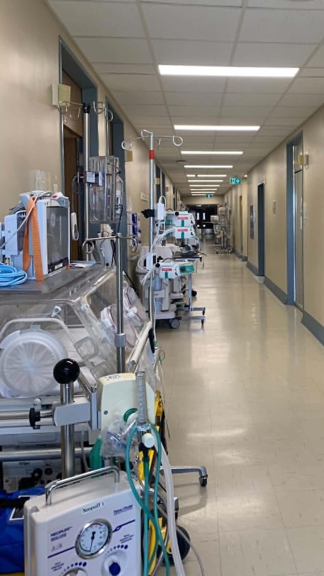 Un corridor d'hôpital avec toutes sortes d'appareils et d'équipements près du mur.