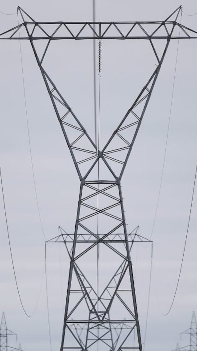 Des lignes de transmission électrique dans une photo d'archives.