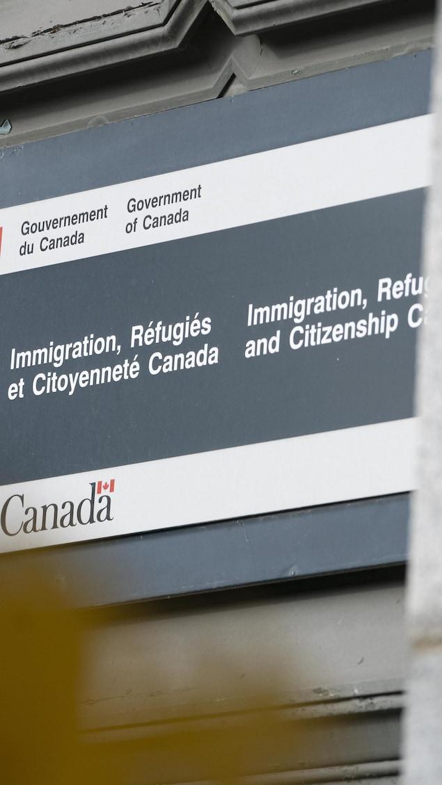 Une affiche d'un bureau d'Immigration, Réfugiés et Citoyenneté Canada.