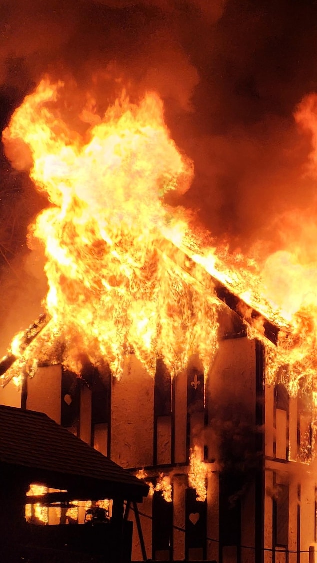 Un violent incendie ravage une maison médiévale.