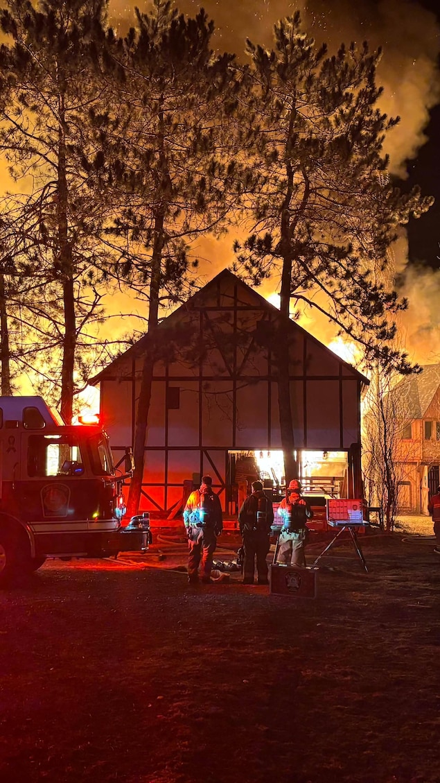 Le feu qui ravage les bâtiments. 