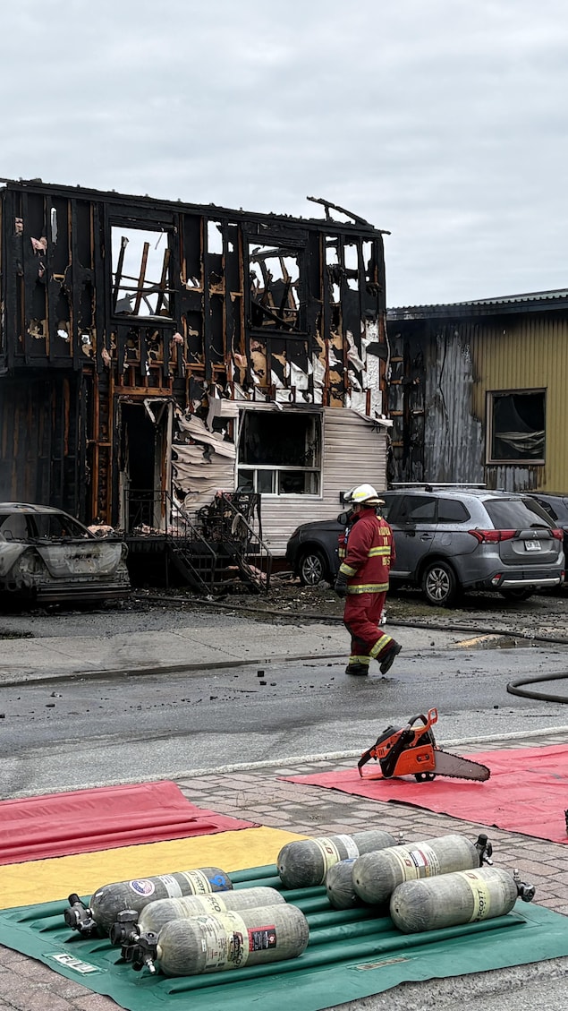 Un immeuble de logements et un garage détruits par les flammes.