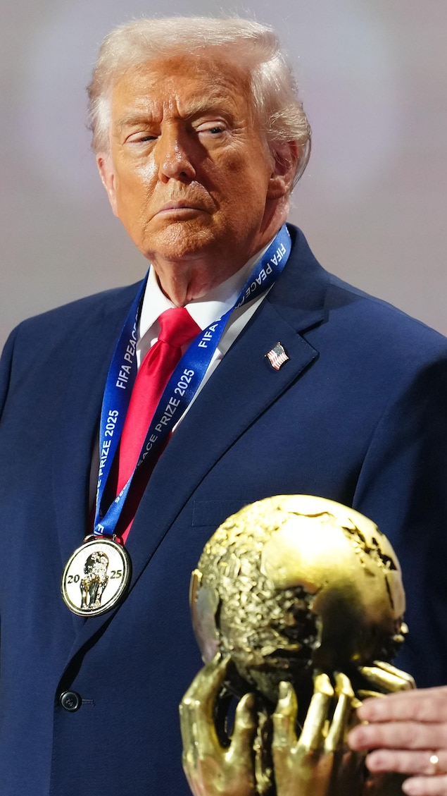 Un trophée avec le président des États-Unis et le président de la FIFA