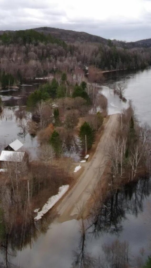 Une rivière recouvre un chemin de gravier.