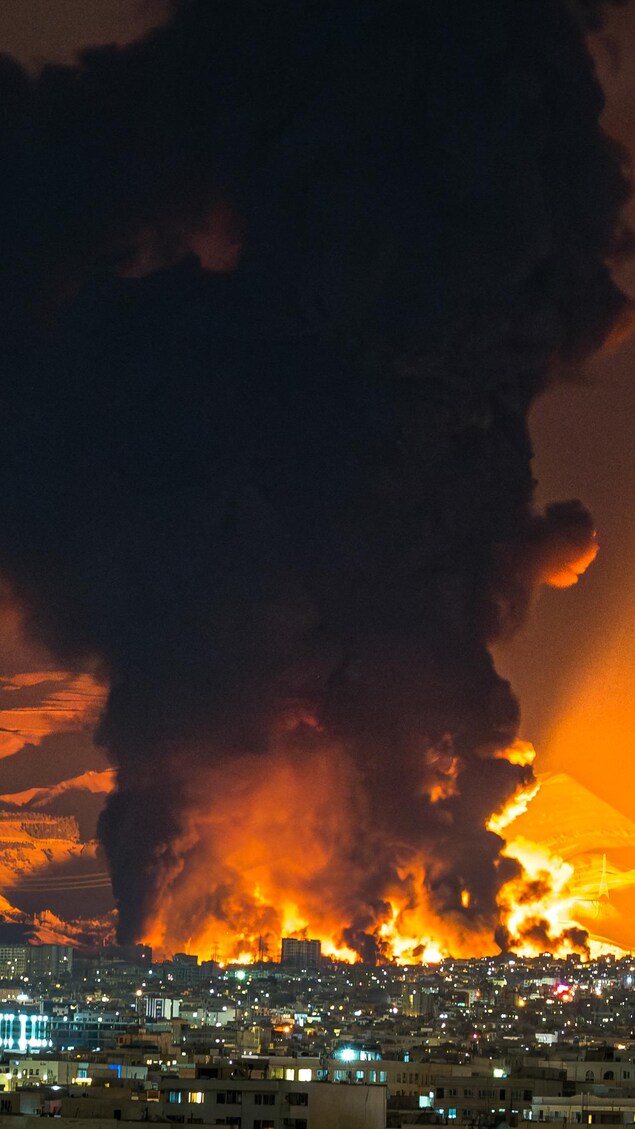 De la fumée et des flammes s'élèvent sur le site des frappes aériennes contre un dépôt pétrolier.