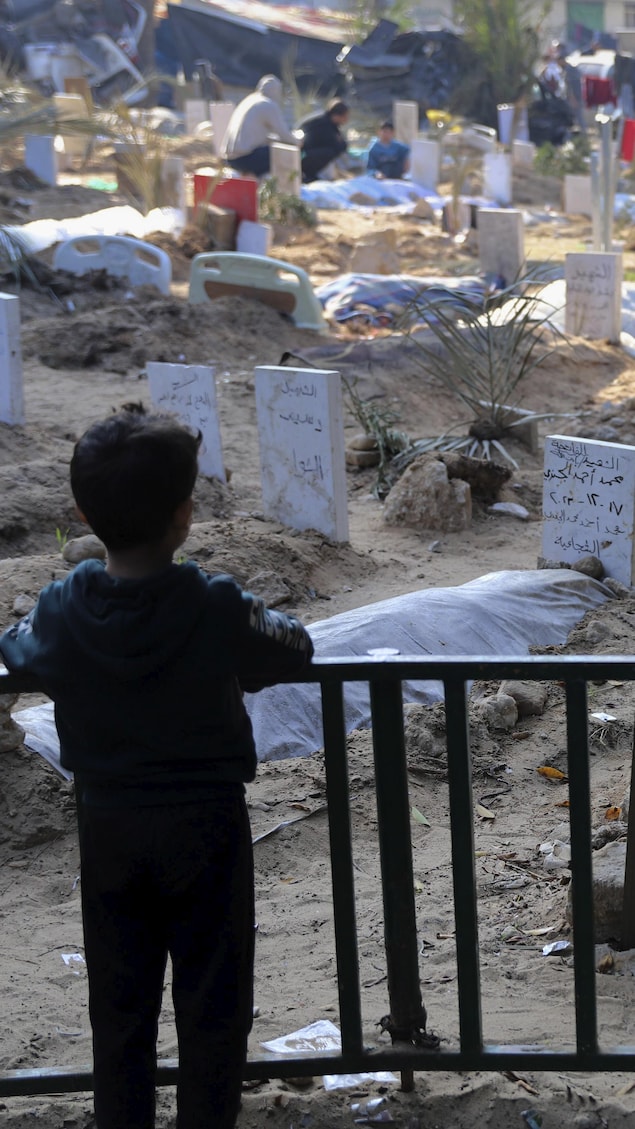 Un enfant regarde un cimetière.