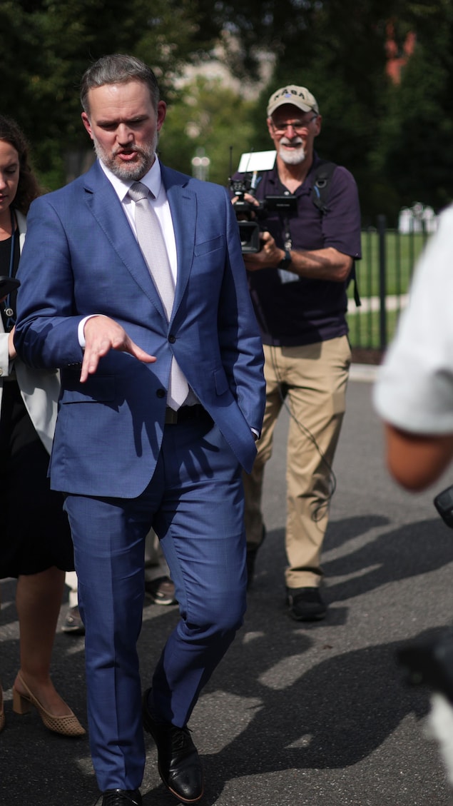 Jamieson Greer, s’adresse aux journalistes devant la Maison-Blanche.