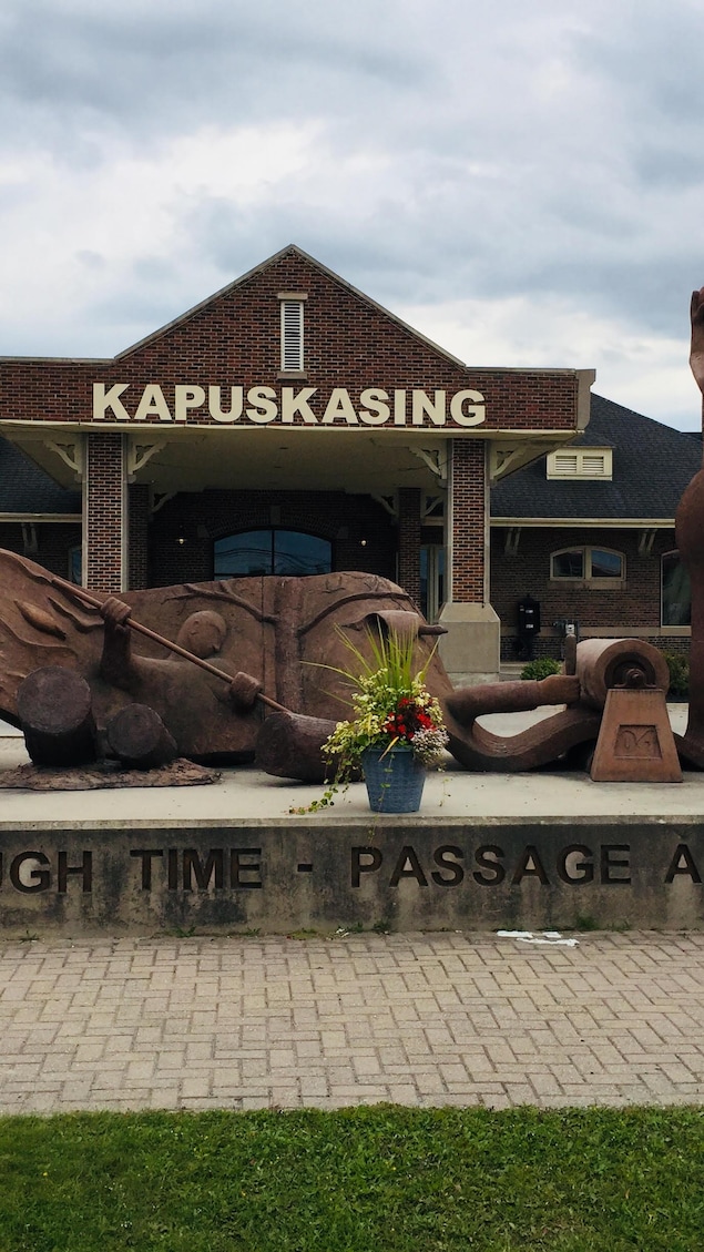 Le monument devant le Centre d'accueil de Kapuskasing.