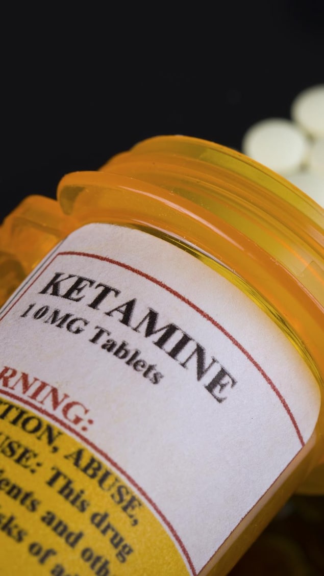 Médicaments sur ordonnance pouvant entraîner une dépendance, accompagnés d'étiquettes d'avertissement.