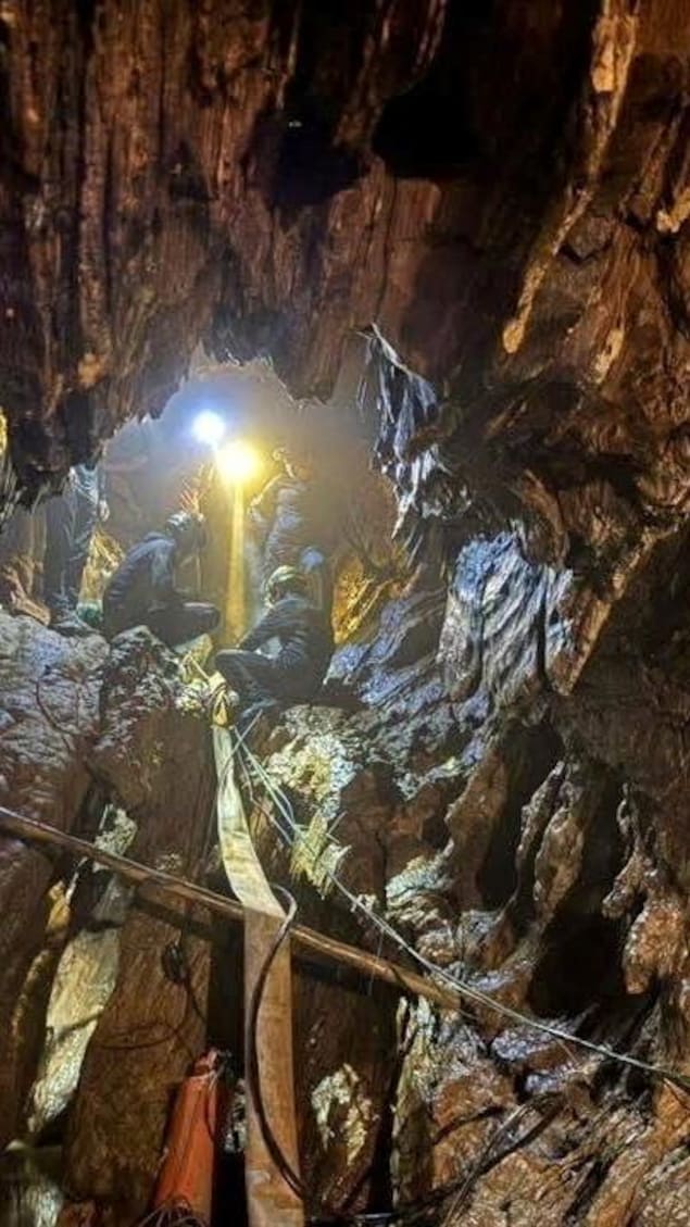 Les sauveteurs sont dans la grotte.