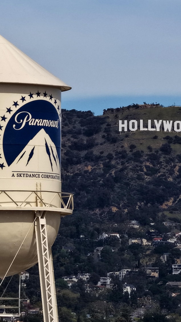 Vue aérienne du logo Paramount sur le château d'eau des studios Paramount, le 23 février 2026 à Los Angeles.