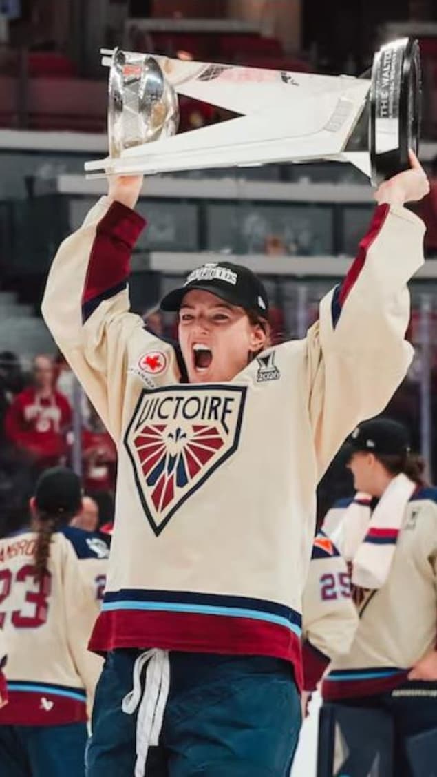La Saskatchewanaise Kaitlin Willoughby soulève la Coupe Walter au-dessus de sa tête après la victoire de son équipe en finale, le 20 mai.