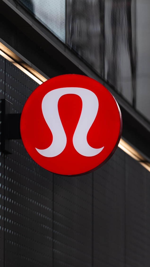 Une enseigne d'un magasin Lululemon à Toronto.