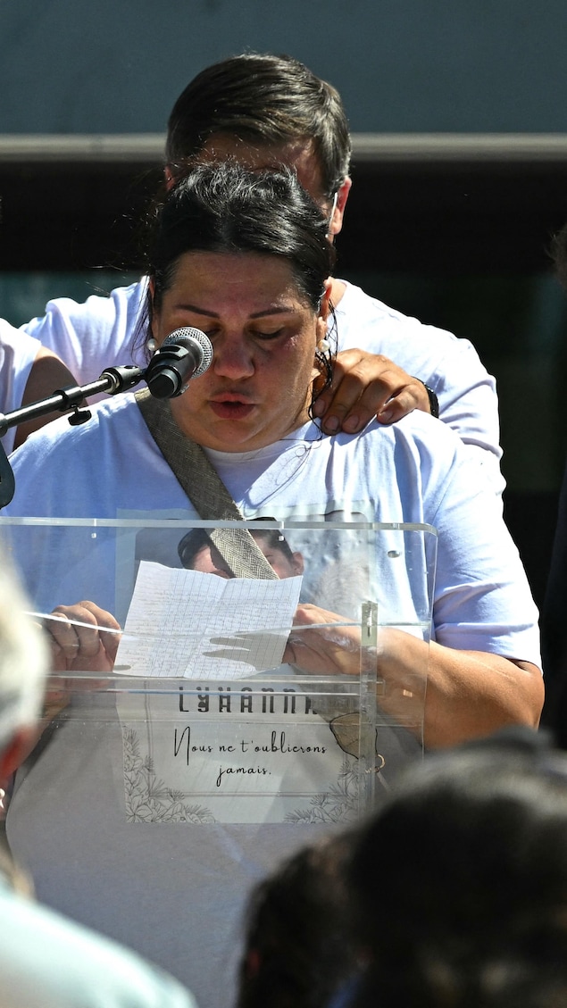 L’une des tantes de Lyhanna prononce un discours lors de la marche à Fleurance, le 7 juin 2026.