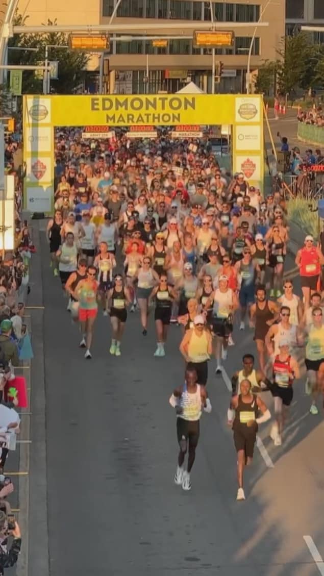 Les coureurs partent de la ligne de départ du marathon d'Edmonton.