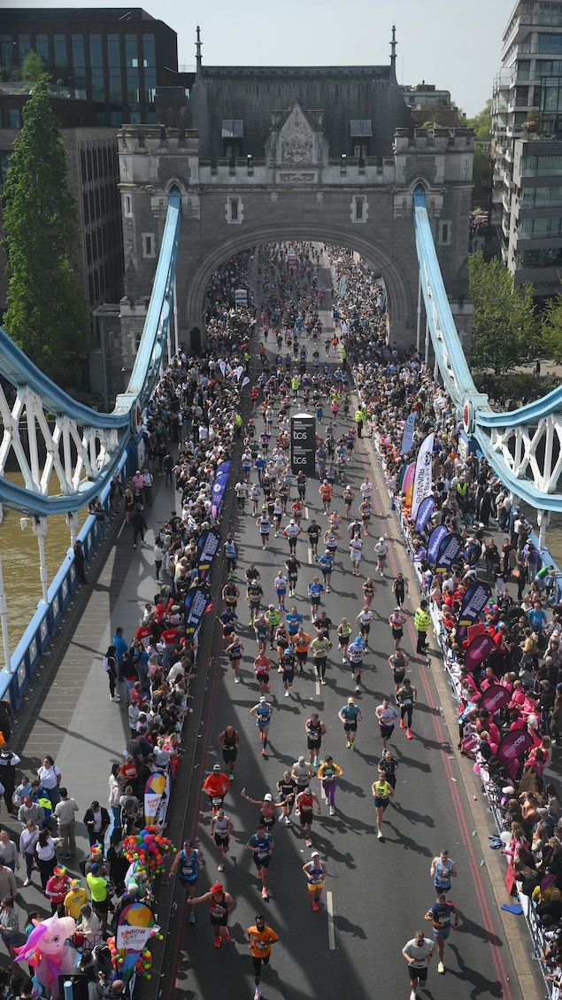 Des athlètes traversant le Tower Bridge.