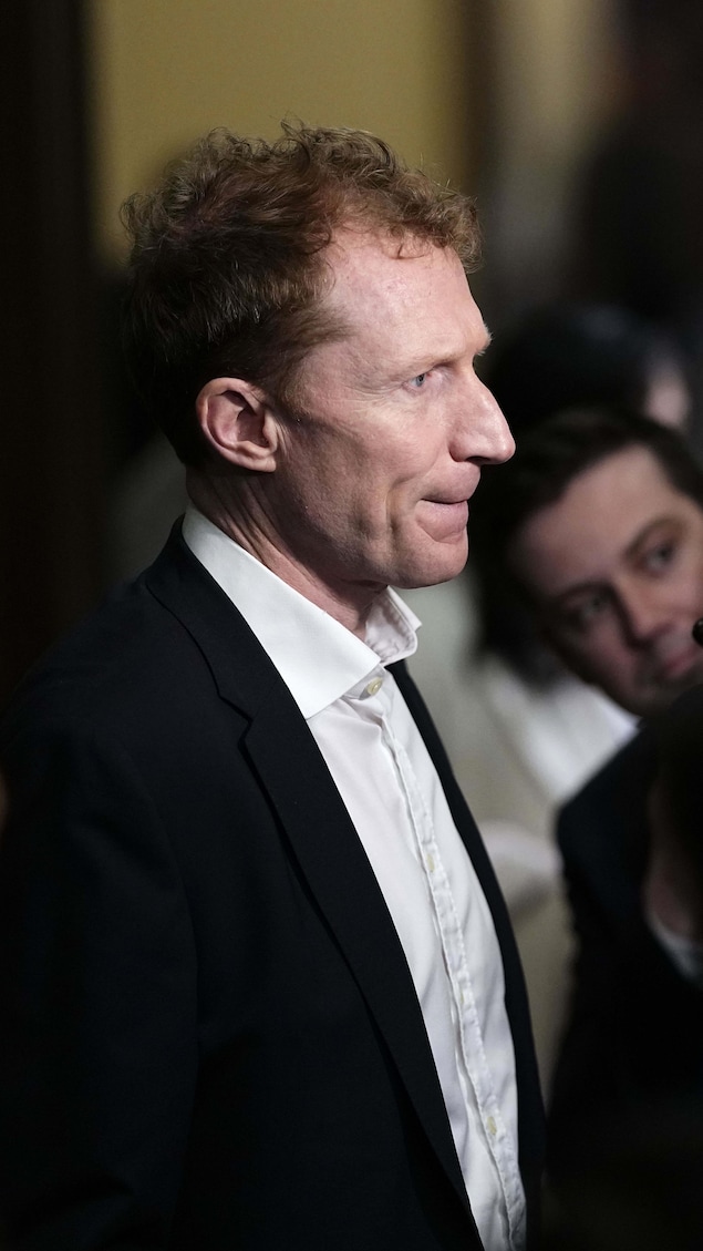 Marc Miller répond aux questions des journalistes dans les couloirs du Parlement, en avril 2026.