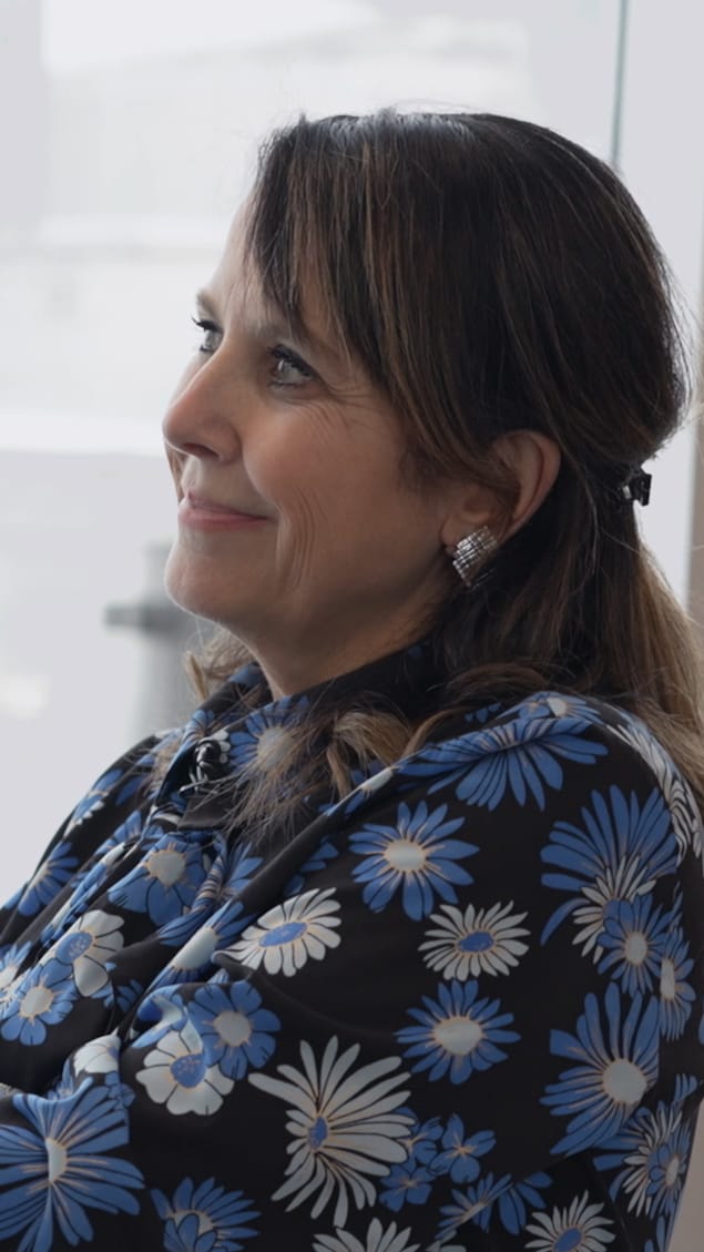 Près d'une fênetre donnant sur les installations de l'usine de biométhanisation, Marie-Josée Asselin sourit. 