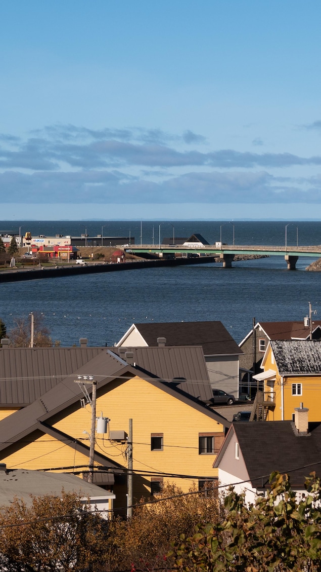 Le centre-ville de Matane à l'automne. Au loin, le pont et la marina.