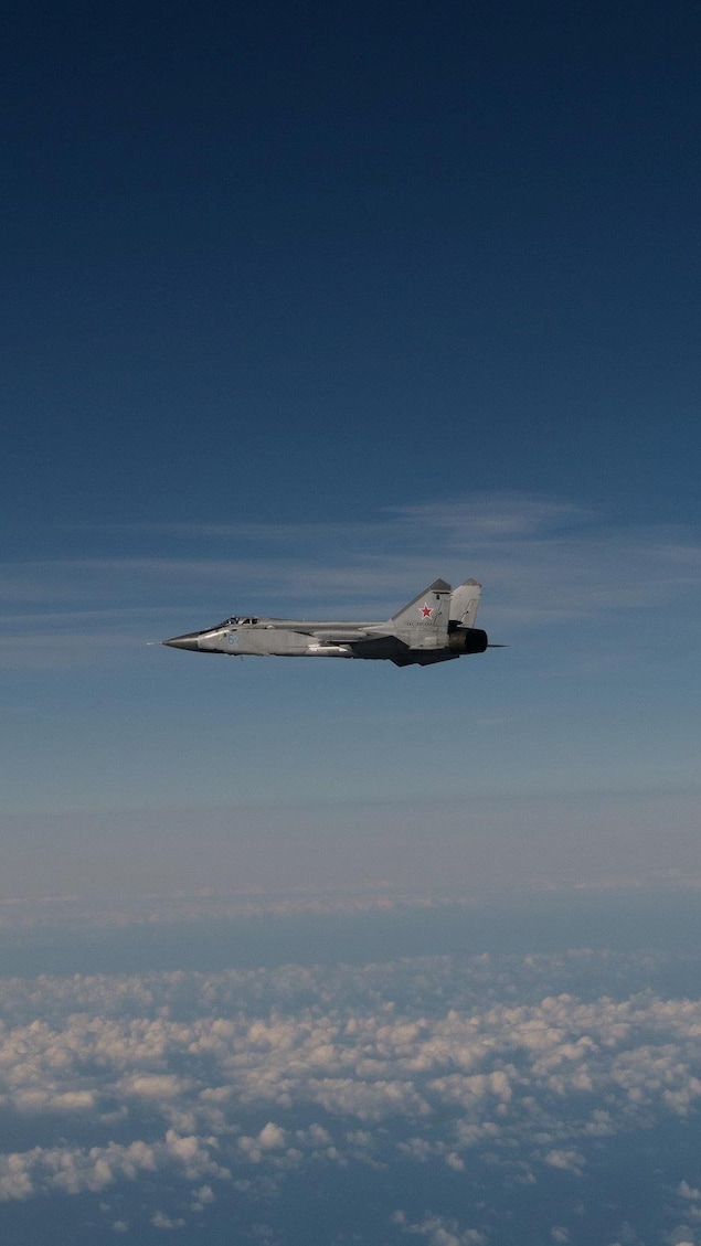 Un avion dans le ciel.