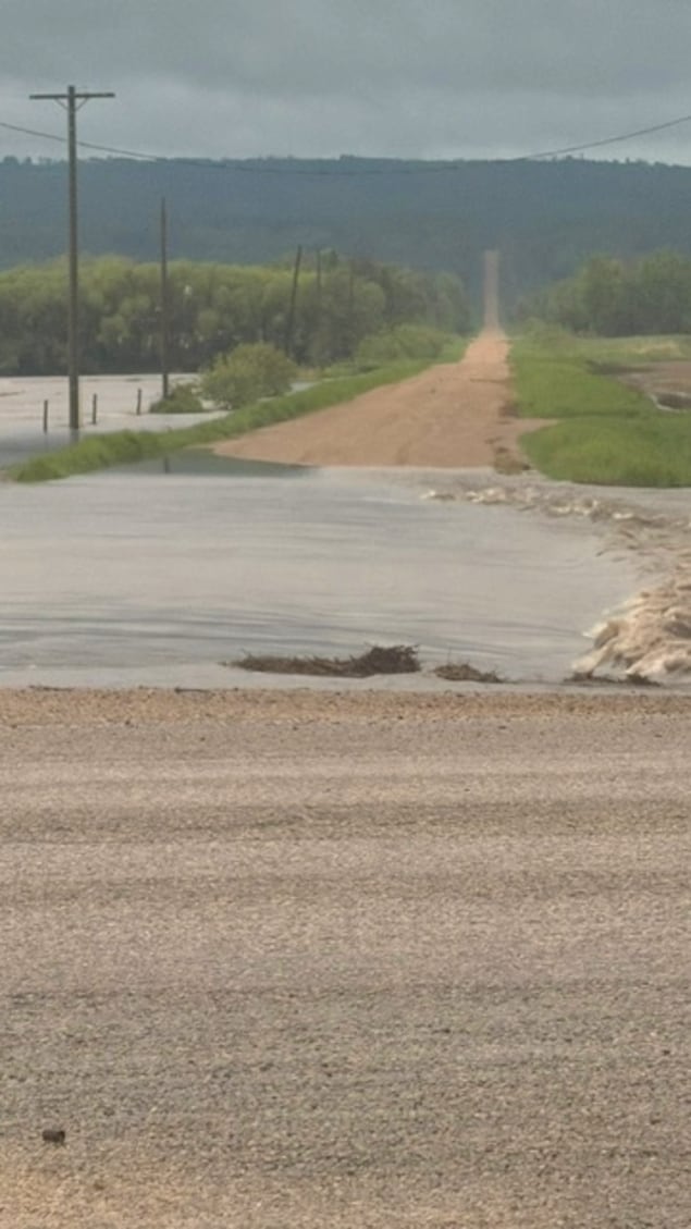 De l'eau sur une route à Minitonas.