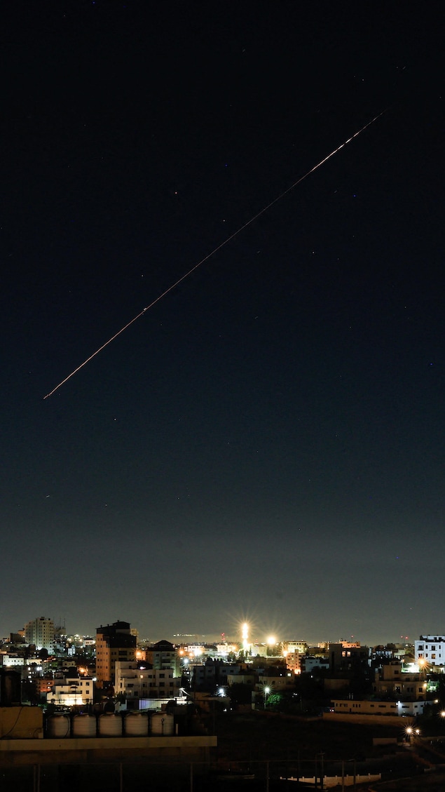 Un missile de défense aérienne israélien file dans le ciel au-dessus d'Israël, vu depuis Hébron, en Cisjordanie occupée par Israël, le 7 juin 2026.