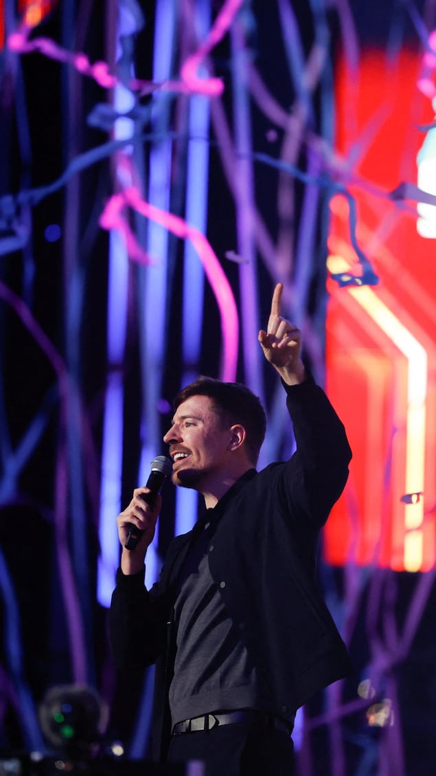 Mr Beast parle à un micro devant une foule.