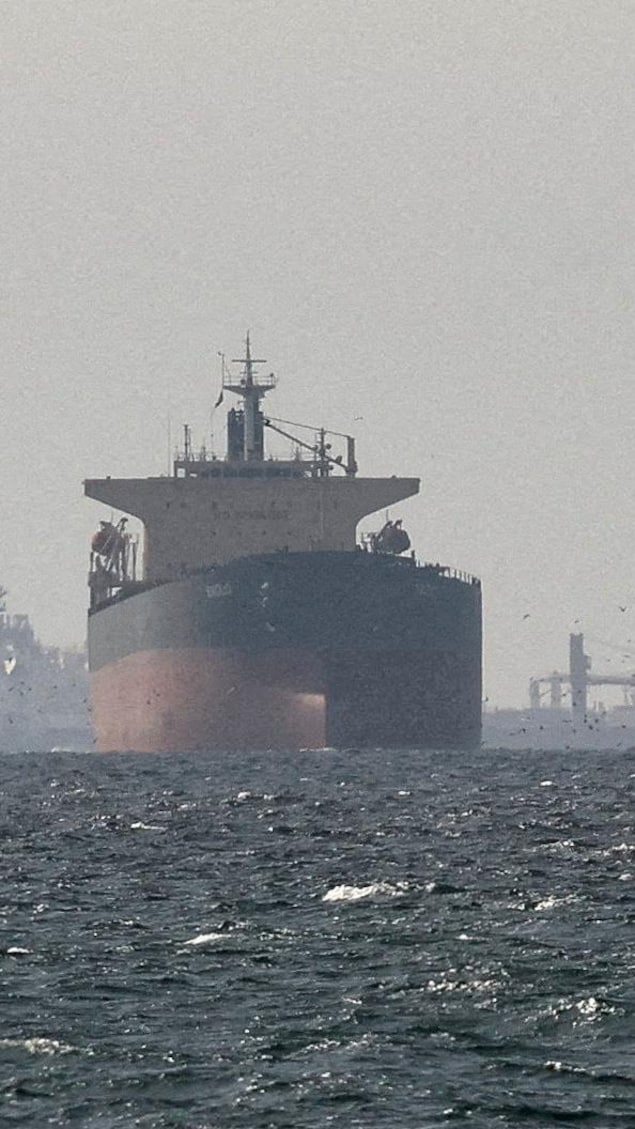 Vue de plusieurs navires marchands en mer. 